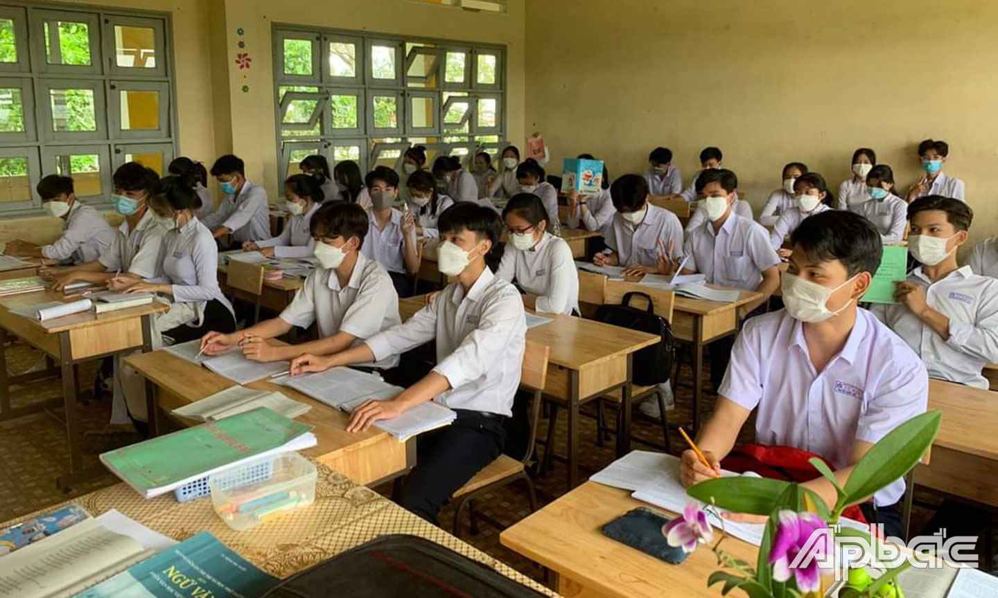 Tiền Giang chủ động dạy học an toàn, thích ứng với đại dịch Covid-19. (Ảnh chụp giờ học trực tiếp của học sinh lớp 12, Trường THPT Tứ Kiệt, TX. Cai Lậy)