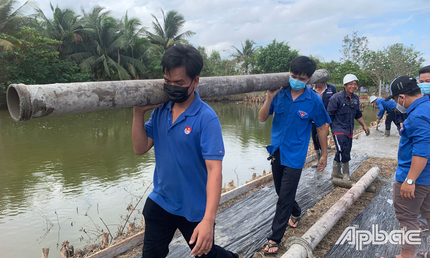 ĐVTN Thị đoàn Gò Công tham gia công trình thanh niên xây dựng đường giao thông nông thôn chào mừng đại hội Đoàn các cấp tại ấp Sơn Quy A, xã Tân Trung, TX. Gò Công.