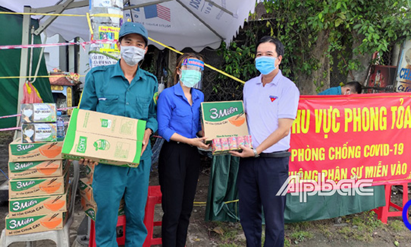 Thanh niên tình nguyện trao tặng nhu yếu phẩm cho người dân vùng dịch.