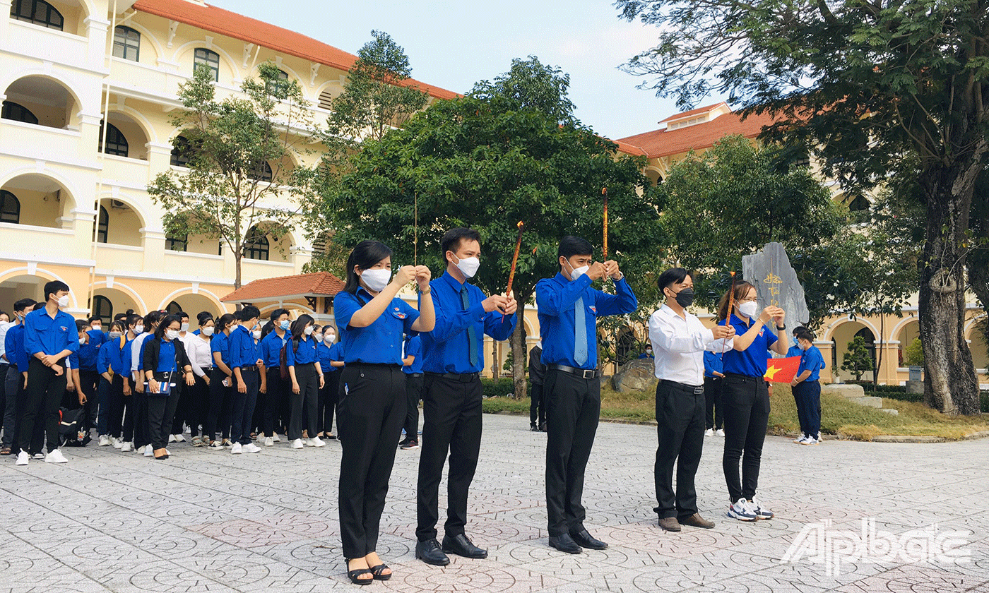 Dâng hương tưởng niệm cụ Nguyễn Đình Chiểu