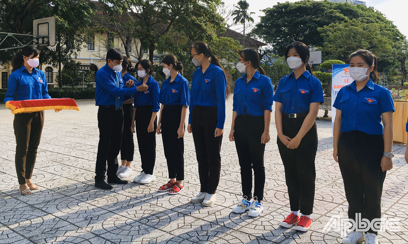 Bí thư Tỉnh đoàn Tiền Giang trao thẻ cho các bạn đoàn viên mới