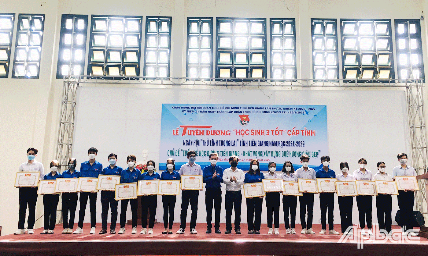 Ban Thường vụ Tỉnh đoàn đã tuyên dương 38 em “Học sinh 3 tốt” cấp tỉnh