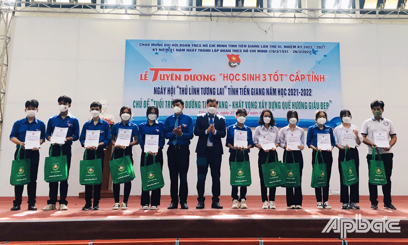 trao học bổng “Vì tương lai Tiền Giang” năm học 2021-2022 cho 11 em học sinh