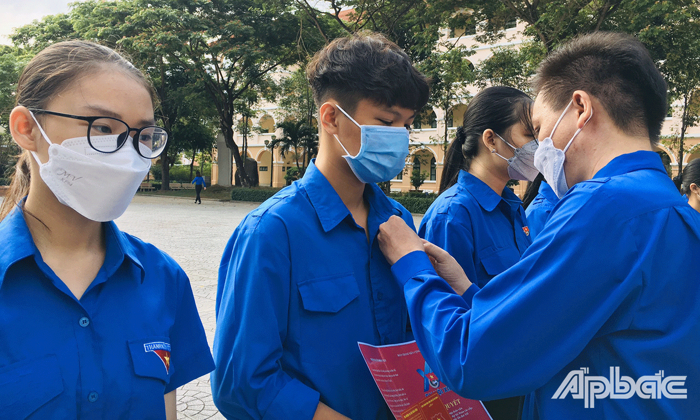 Nhân ngày đoàn viên, Ban Thường vụ Tỉnh đoàn Tiền Giang đã trao thẻ đoàn cho các bạn đoàn viên mới