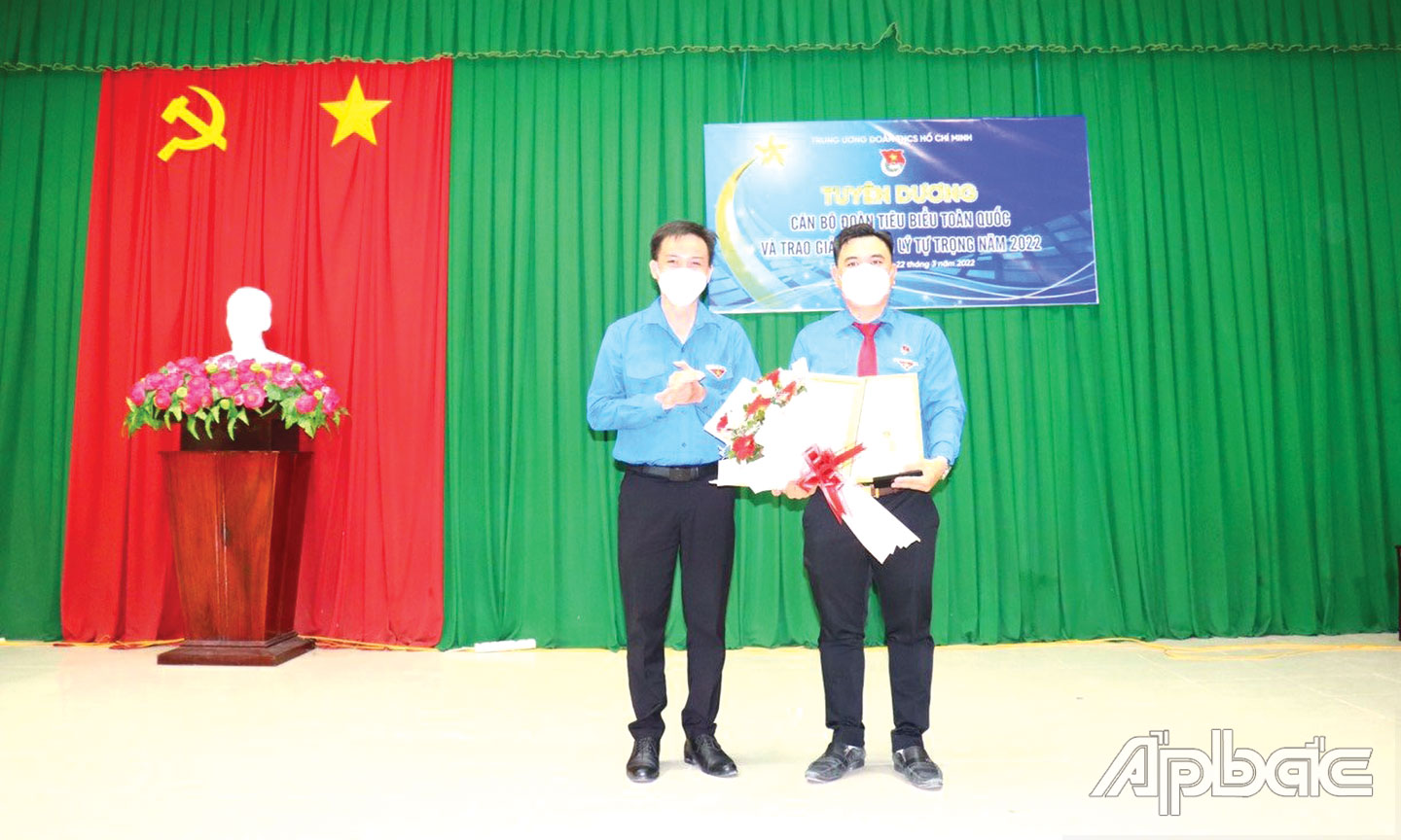 Thừa ủy quyền của Bí thư Trung ương Đoàn, Phó Bí thư Tỉnh đoàn, Chủ tịch Hội Liên hiệp thanh niên Việt Nam tỉnh Tiền Giang Nguyễn Thành Luân trao Giải thưởng Lý Tự Trọng năm 2022 cho đồng chí Huỳnh Hữu Hiếu.