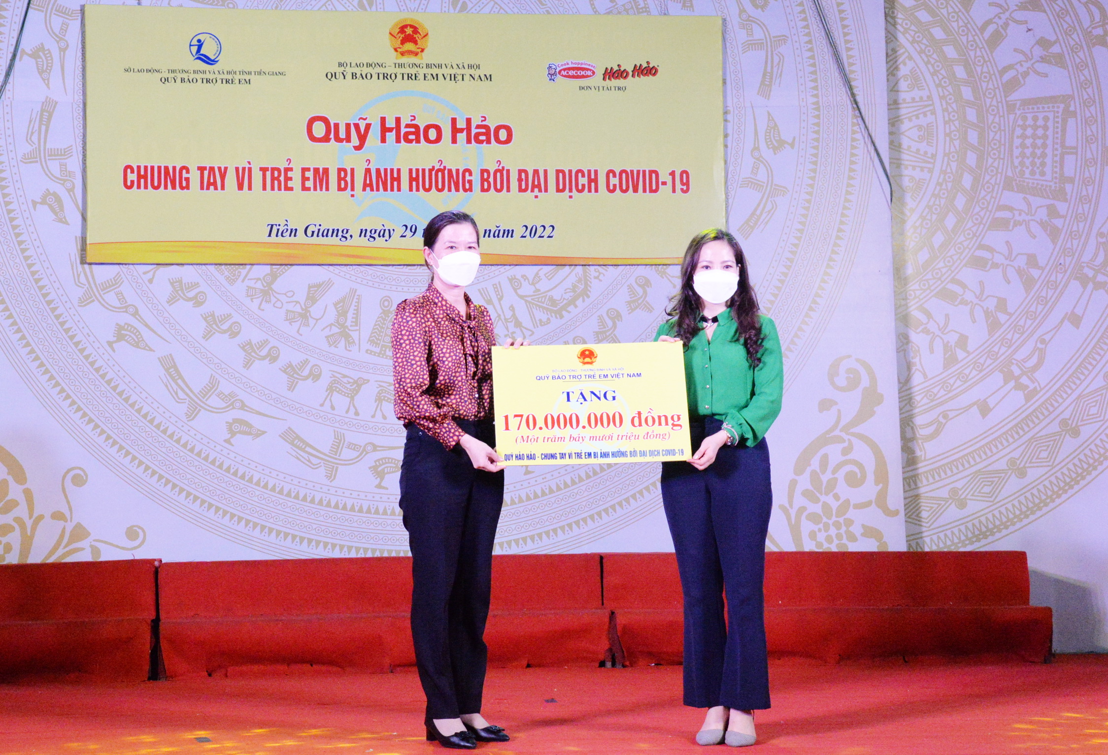 Bà Nguyễn Thị Hiền, Phó Giám đốc Quỹ Bảo trợ trẻ em Việt Nam trao bảng tượng trưng cho bà Nguyễn Thị Mỹ Nương, Phó Giám đốc Sở LĐ-TB&XH Tiền Giang 