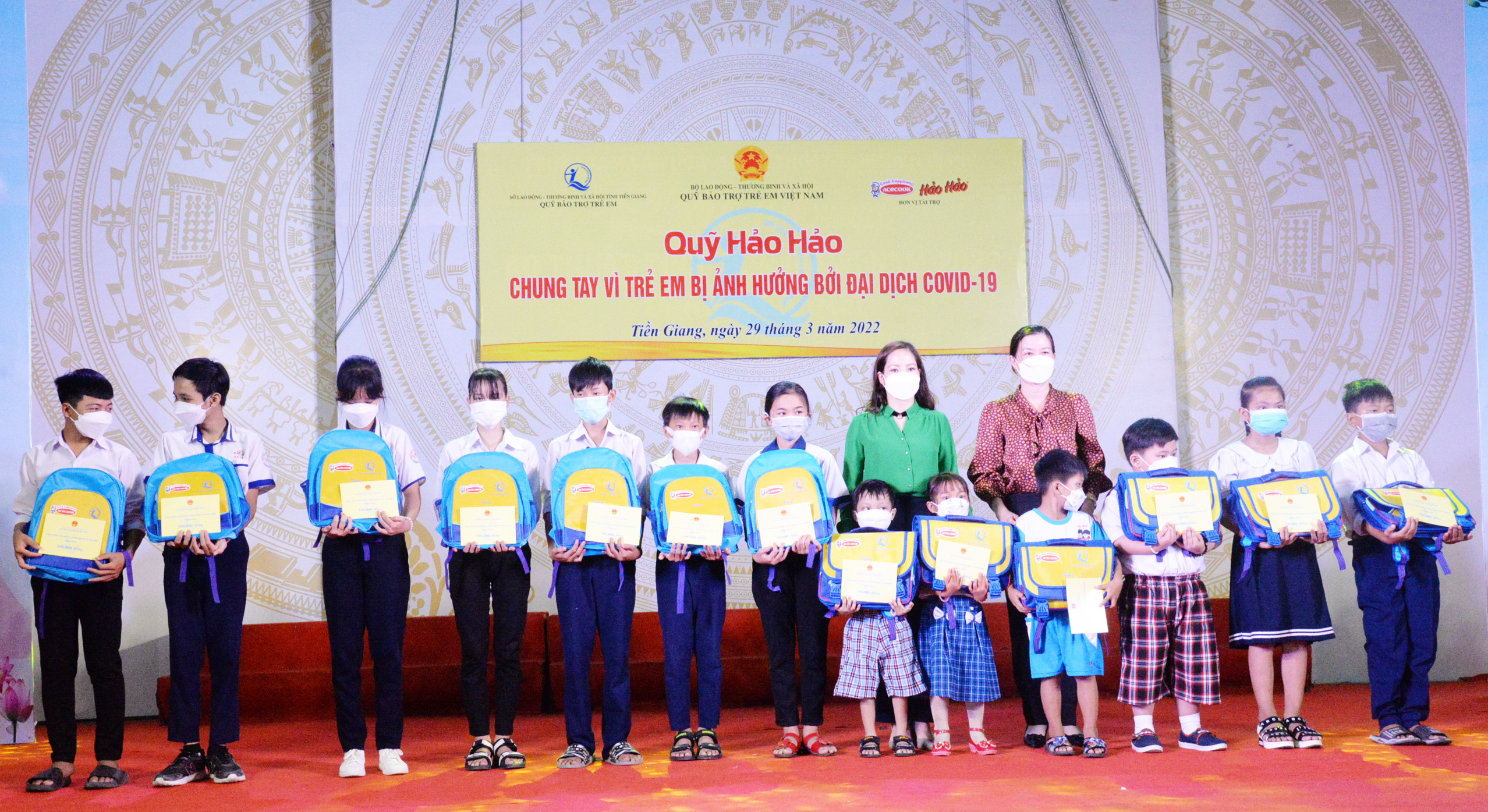 Trao quà cho trẻ em khó khăn tại TP. Mỹ Tho