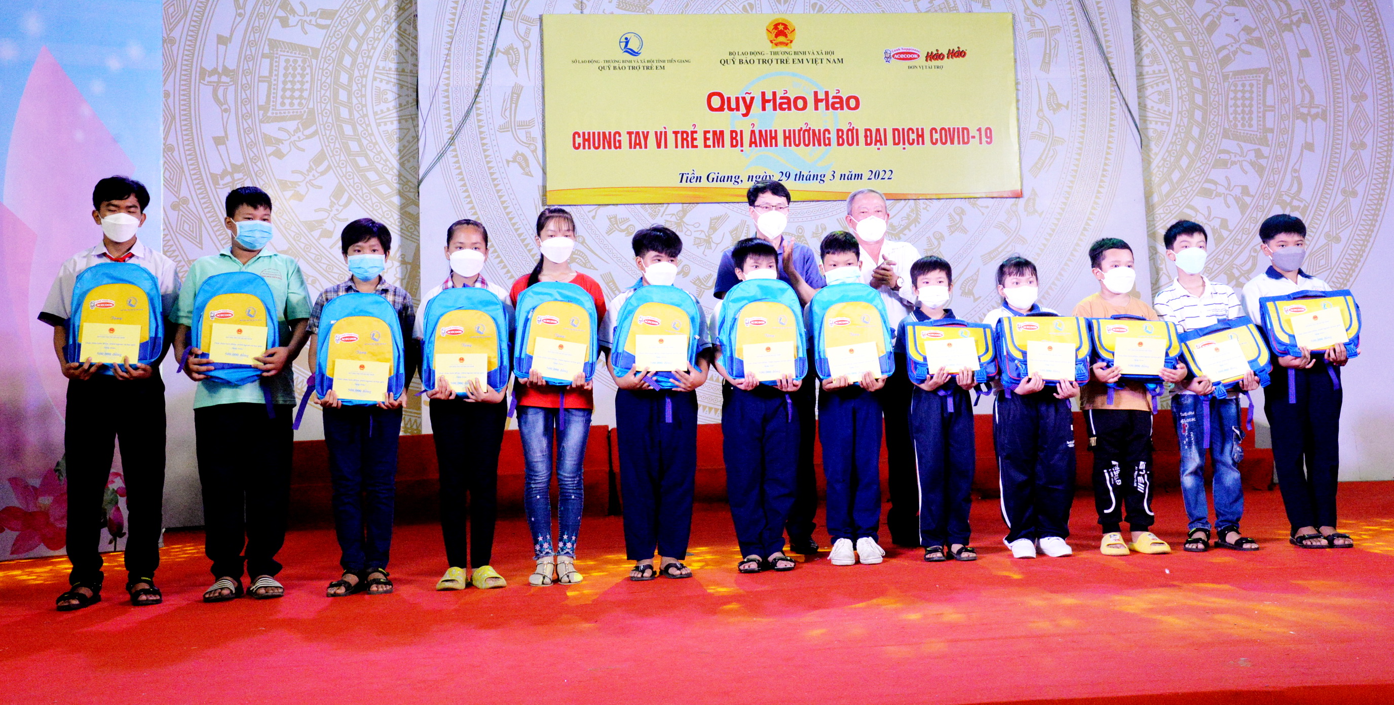 trao quà cho trẻ em khó khăn của huyện Chợ Gạo