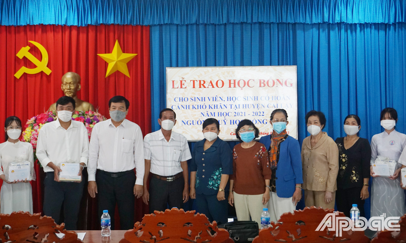 Một số hình ảnh tại buổi lễ trao học bổng