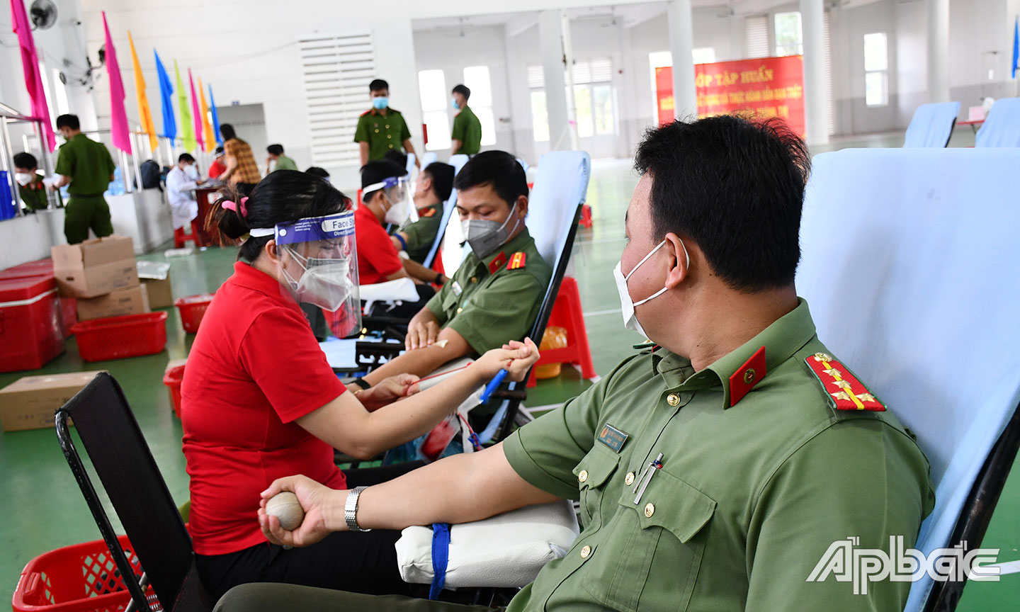 Đoàn viên, thanh niên Công an tỉnh tham gia hoạt động hiến máu tình nguyện đợt 1, năm 2022. Ảnh: LÊ HOÀI