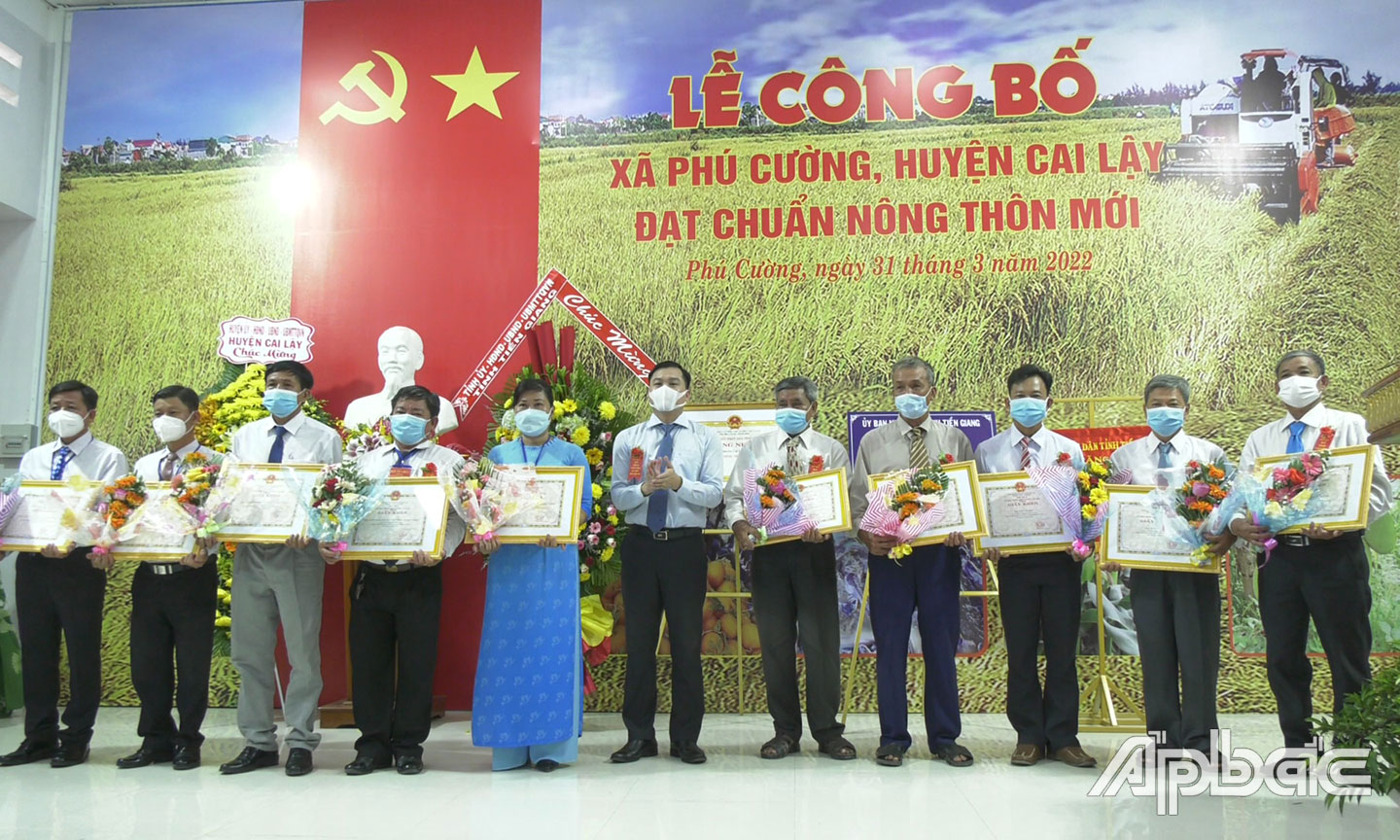 Chủ tịch UBND huyện Cai Lậy Trần Quốc Bình trao tặng Giấy khen cho các tập thể, cá nhân có thành tích xuất sắc trong xây dựng xã Mỹ Thành Nam đạt chuẩn NTM.