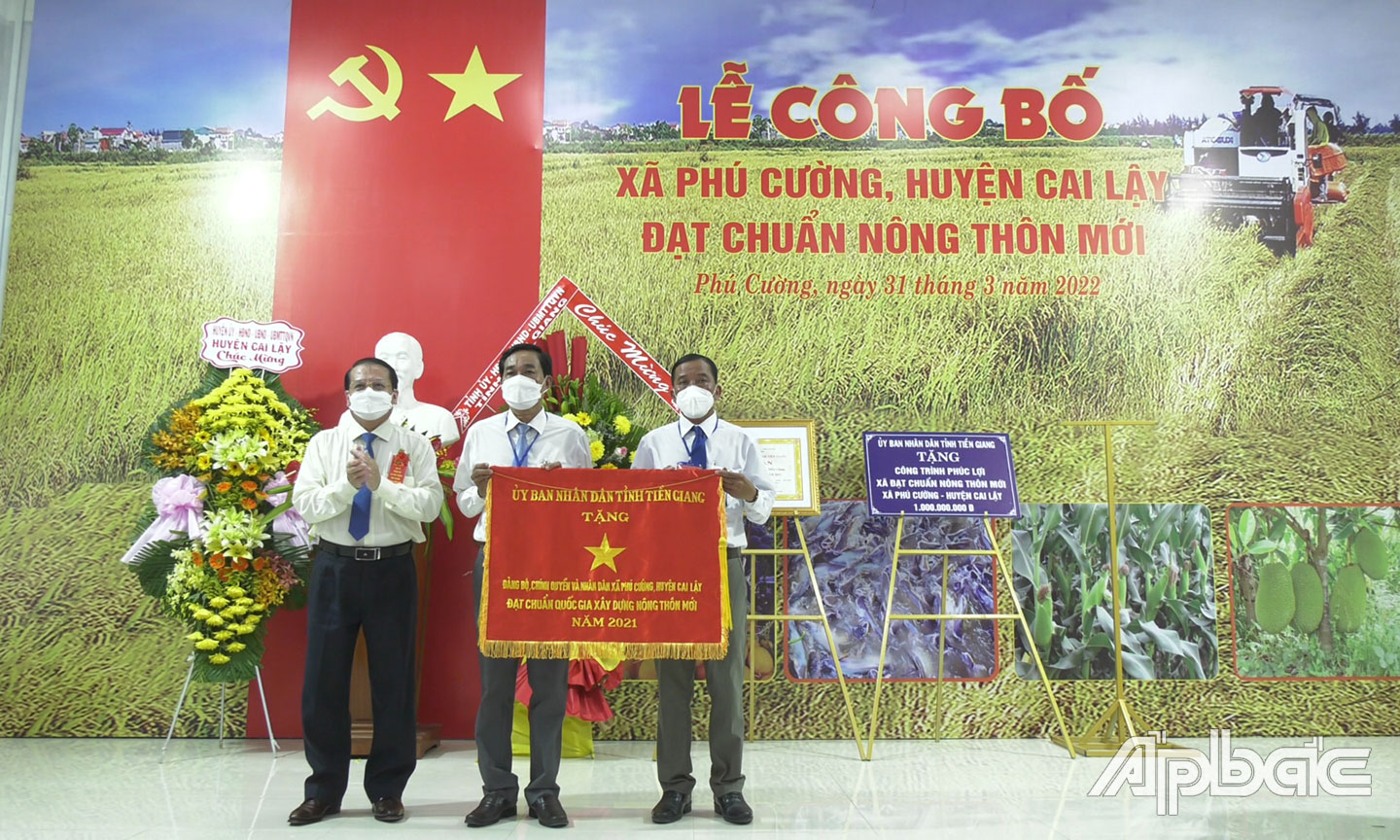 Đồng chí Phạm Văn Trọng trao Cờ thi đua của UBND tỉnh cho xã