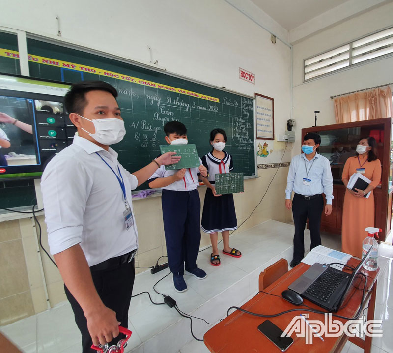 Tiến sĩ Lê Quang Trí kiểm tra công tác dạy và học trực tiếp tại Trường Tiểu học Thiên Hộ Dương, TP. Mỹ Tho.