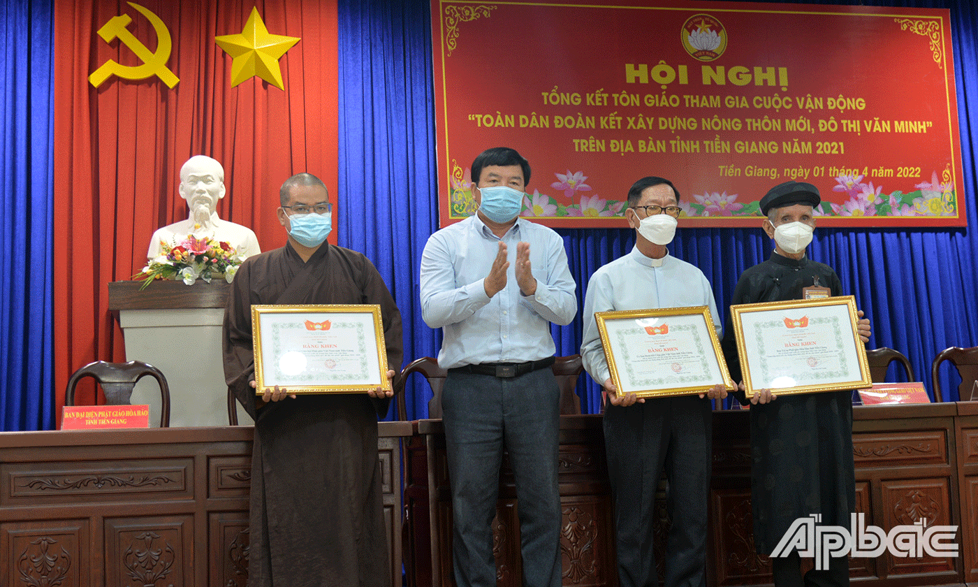 Ủy ban MTTQ tỉnh khen thưởng các tập thể, cá nhân có thành tích.