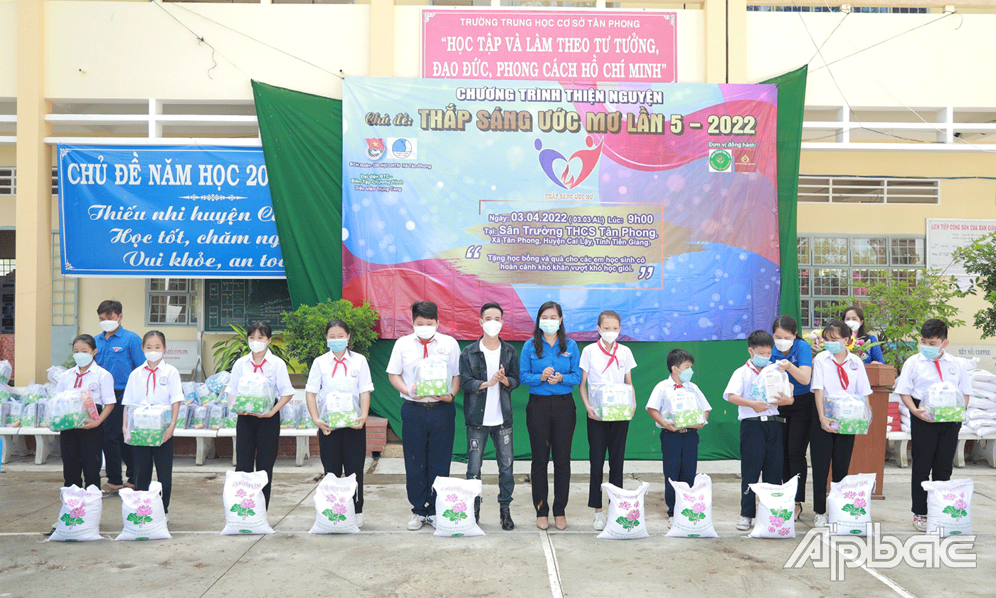 Diễn viên Trung Cang trao hoc bổng cho các em.