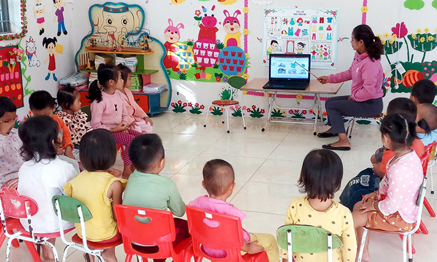 Dạy học cho trẻ mầm non 5 tuổi ở Trường mầm non Sín Thầu, huyện Mường Nhé, tỉnh Điện Biên. (Ảnh: LÊ LAN)