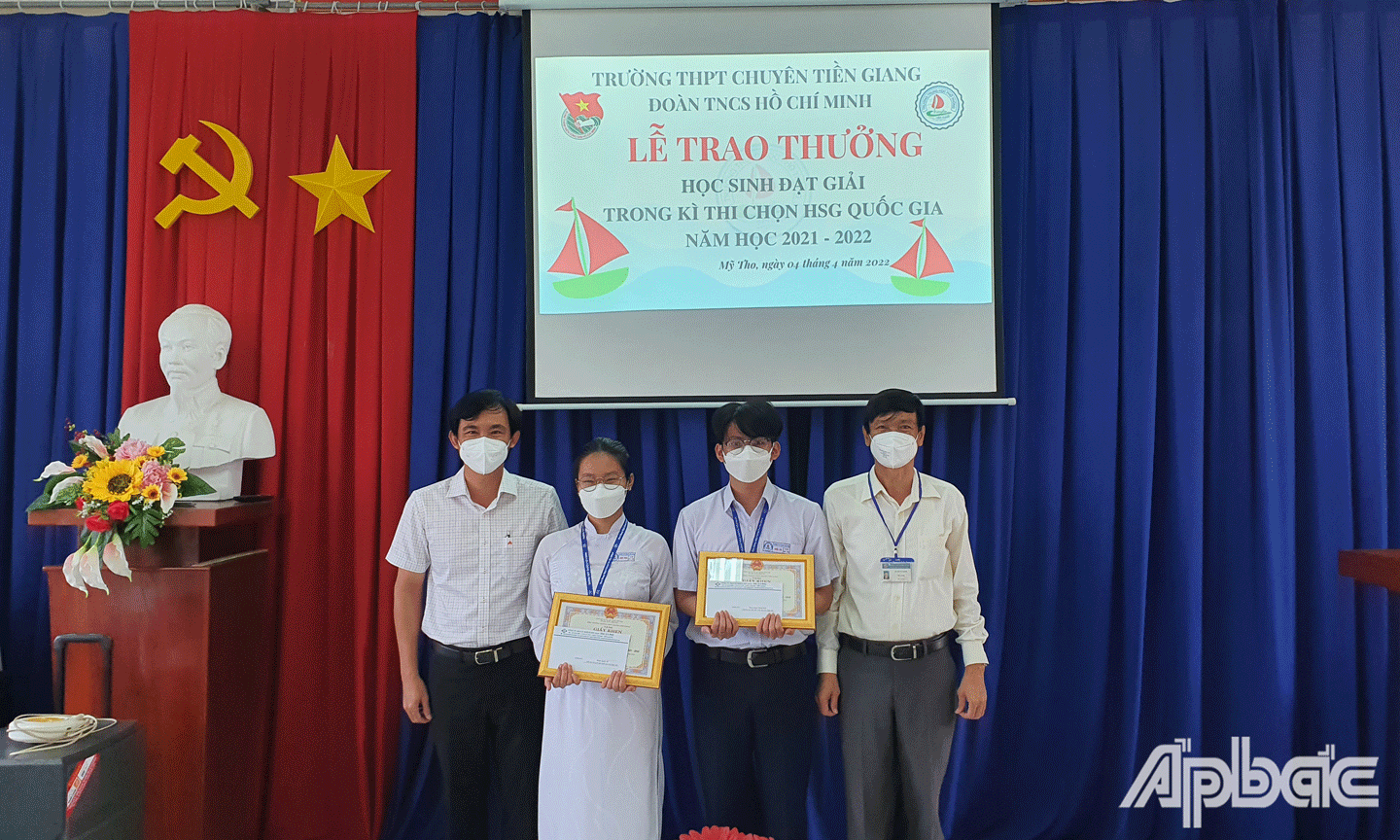 Phát thưởng cho học sinh giỏi cấp Quốc gia. 