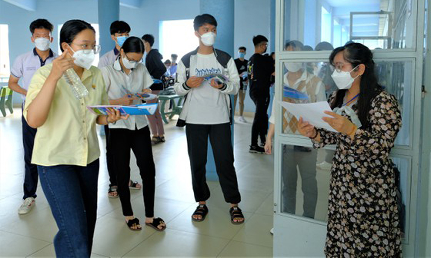 Cán bộ coi thi gọi thí sinh vào phòng thi trong kỳ thi đánh giá năng lực đợt 1 ngày 27-3