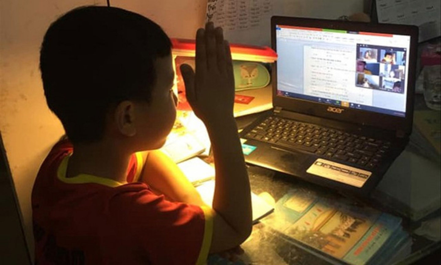 Học sinh, sinh viên có hoàn cảnh gia đình khó khăn được hỗ trợ tối đa 10 triệu đồng/học sinh, sinh viên để mua máy tính, thiết bị phục vụ học tập trực tuyến.