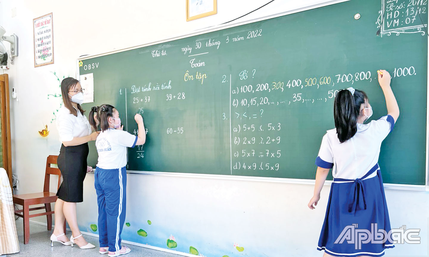 Giờ học phụ đạo miễn phí ở Trường Tiểu học Thủ Khoa Huân.