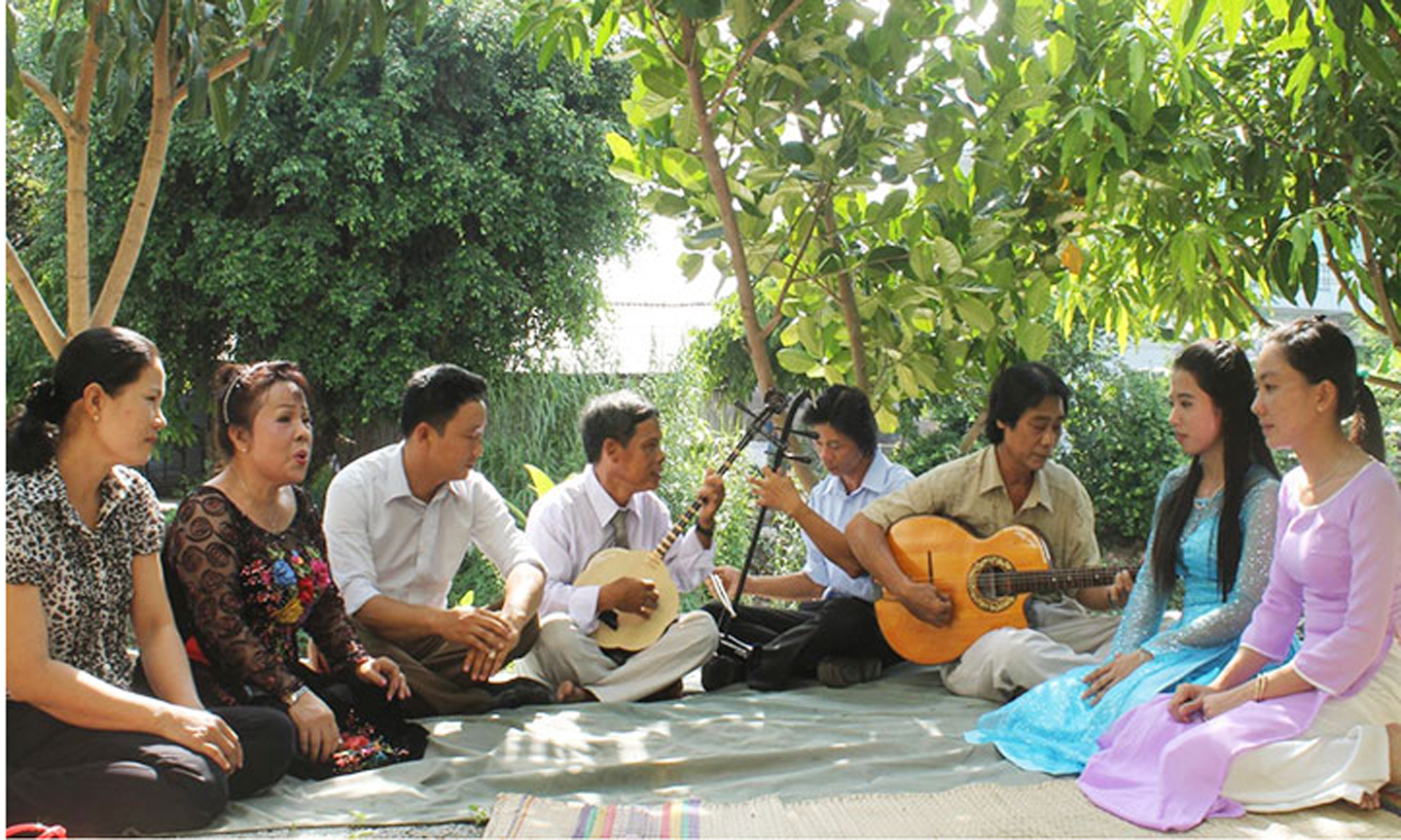 Câu lạc bộ Đờn ca tài tử xã Trung An, huyện Cờ Đỏ, thành phố Cần Thơ giao lưu, biểu diễn kỹ năng đàn hát. (Ảnh DUY KHÔI)