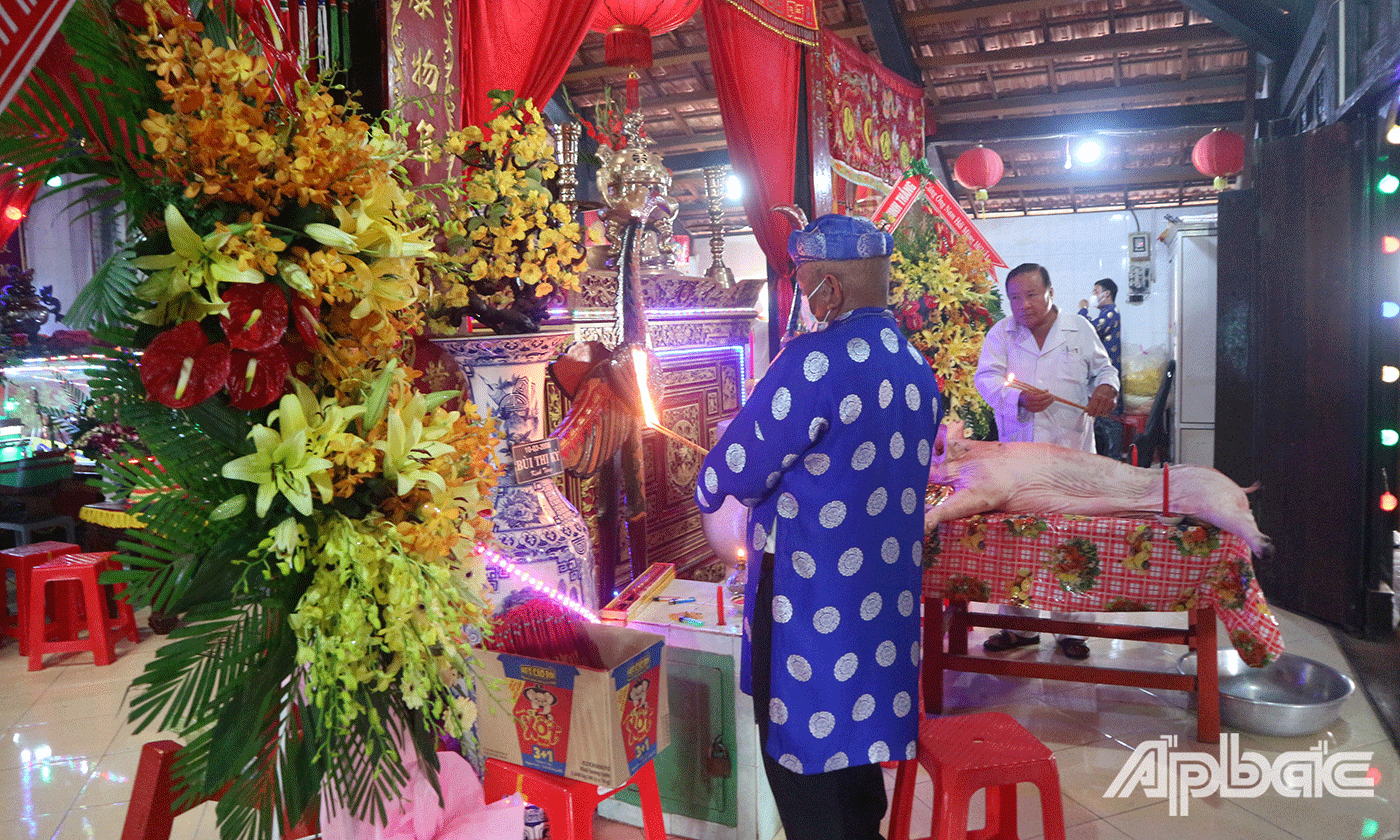 Ban Tổ chức lễ hội tiến hành làm lễ tại Lăng, trước khi thực hiện nghi thức ra biển cúng tế Ông