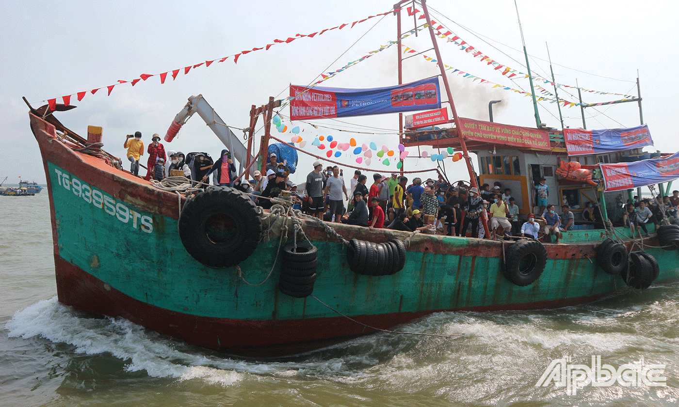 có hàng chục ghe tàu với các lễ vật: Heo quay, xôi, bánh, trái cây... chở từng đoàn người nối đuôi nhau tiến ra biển làm lễ cúng tế Ông.