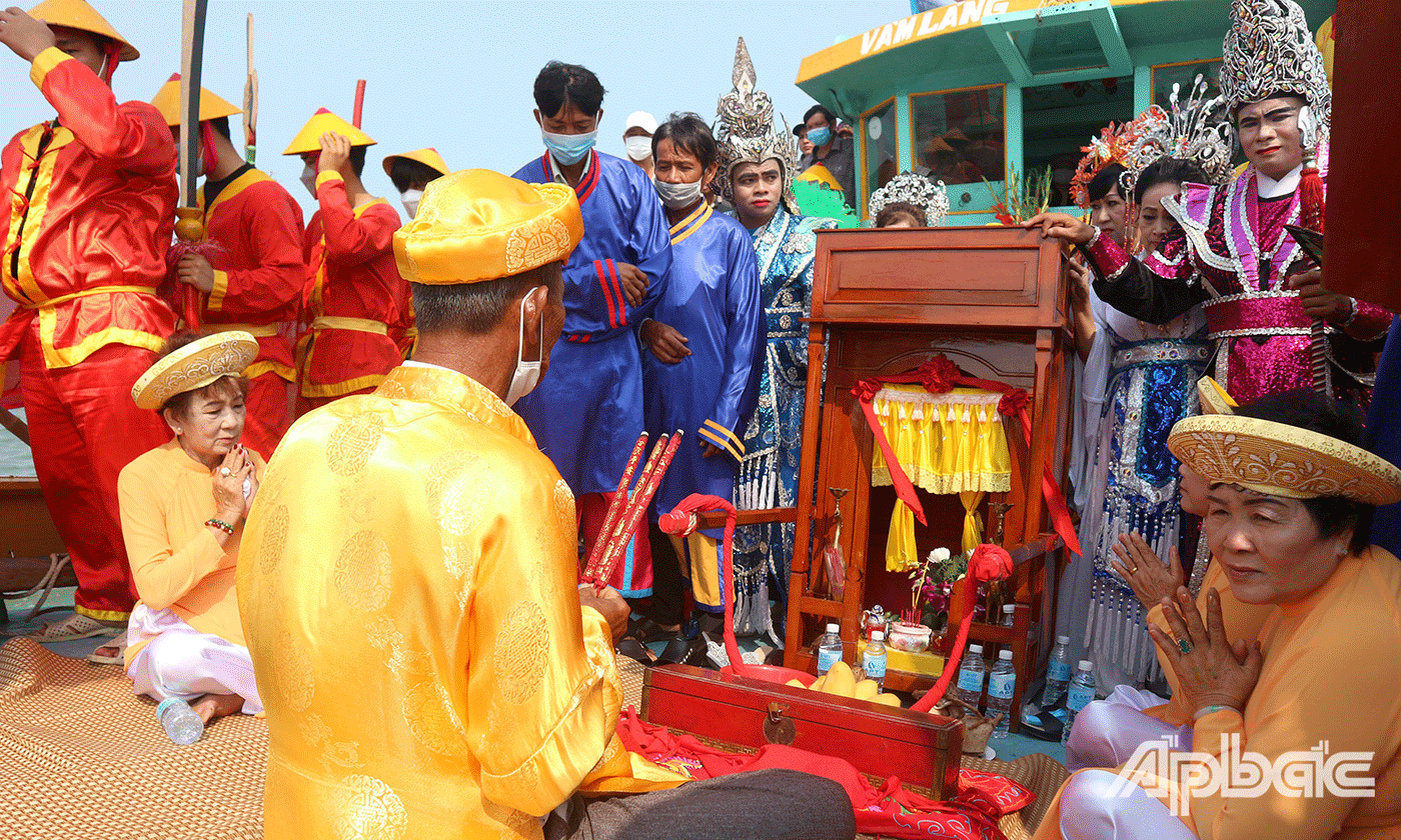 Ban Tổ chức lễ hội làm lễ cúng tế Ông