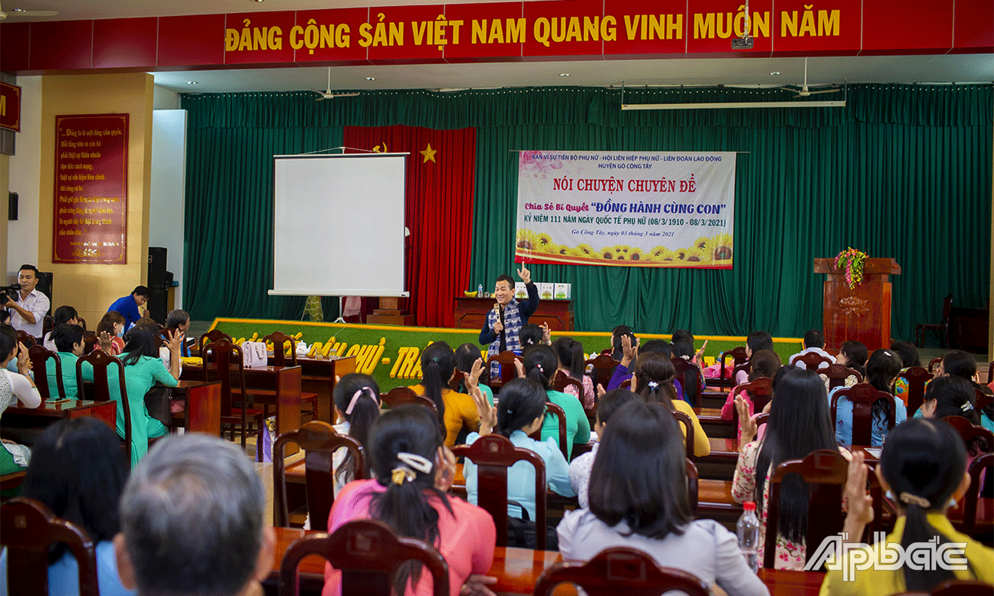 Tiến sĩ Trần Quốc Phúc, Kỷ lục gia thế giới nói chuyện chuyên đề “Bí quyết đồng hành cùng con” tại huyện Gò Công Tây. 