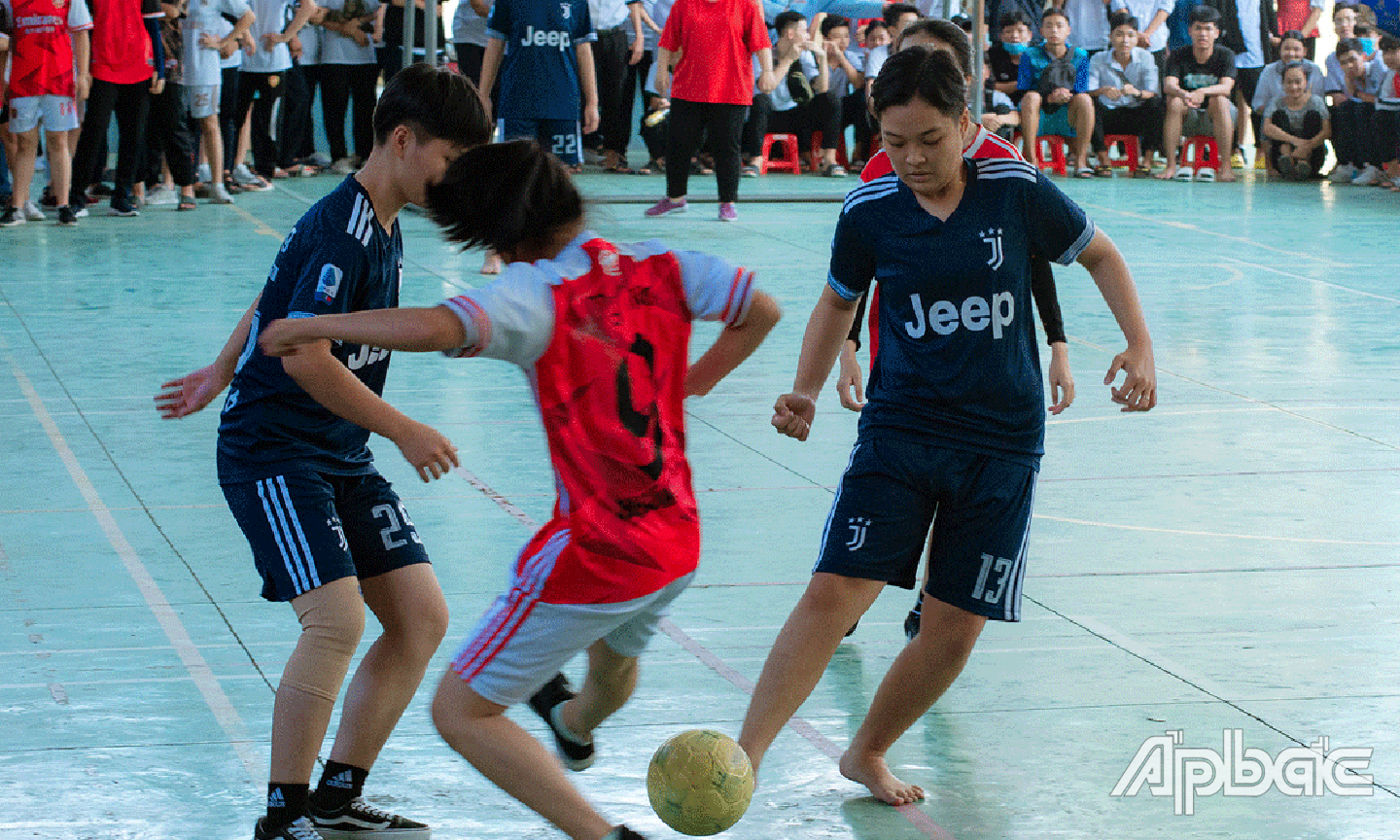 Học sinh chơi đá bóng tại Trường THPT Chợ Gạo. 