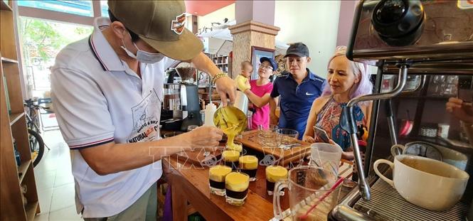 Chủ quán cà phê Photo And Bike Coffee pha chế ly cà phê