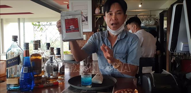 Khách uống cà phê