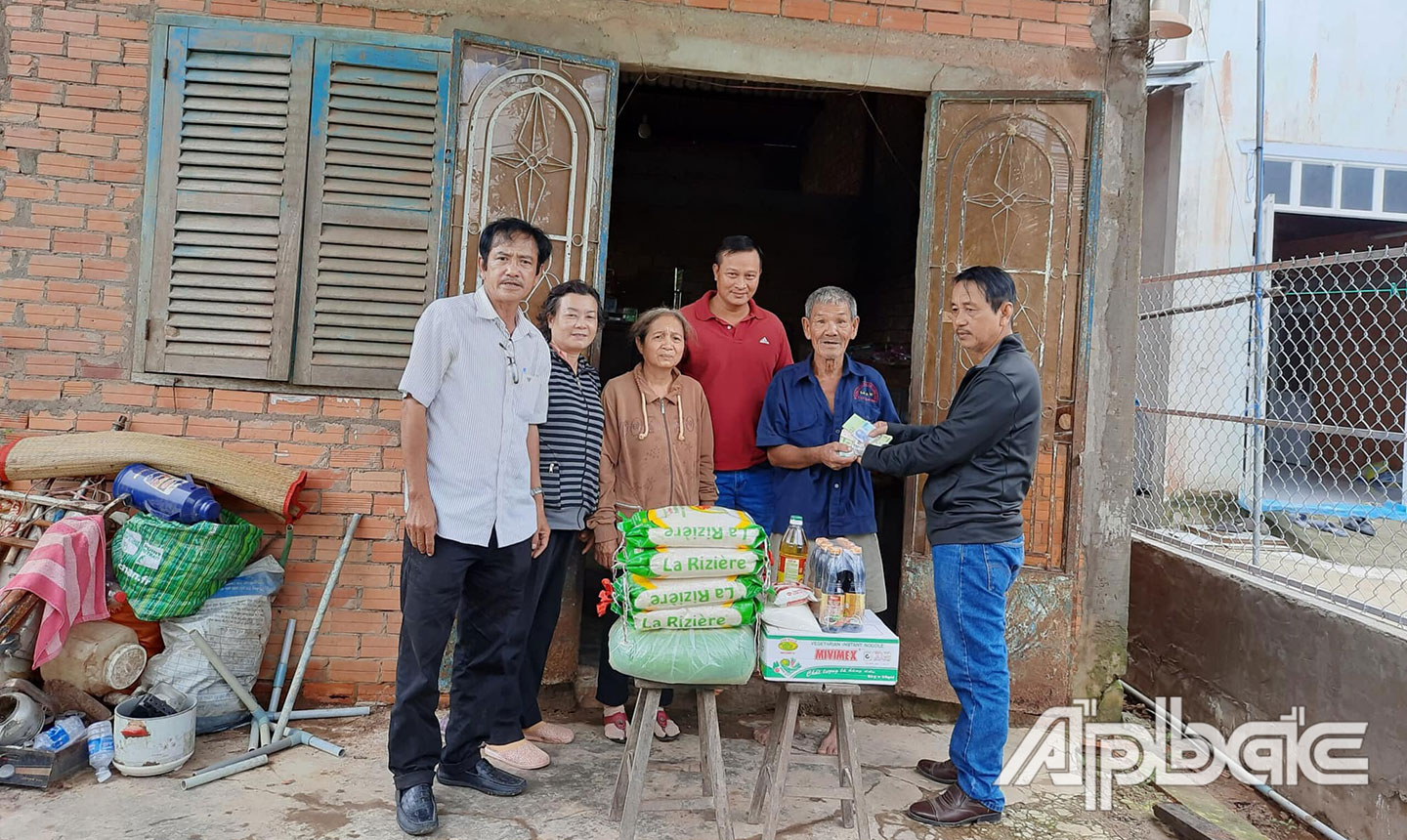 Chi hội từ thiện Hồng Lạc thường xuyên thăm, tặng quà cho người nghèo.