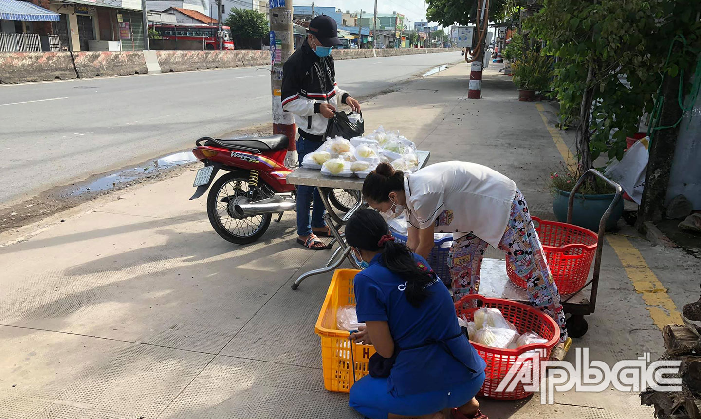 Chi hội từ thiện Hồng Lạc không chỉ phát cơm từ thiện cho bệnh nhận nghèo tại các bệnh viện, mà còn cho những hoàn cảnh khó khăn tại chi hội ở xã Tân Hương.