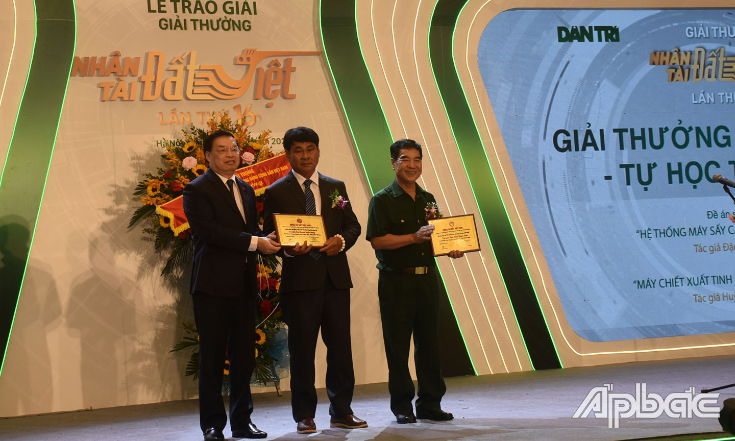 Phó Chủ tịch Hội Khuyến học Việt Nam Lê Mạnh Hùng trao Giải thưởng cho tác giả Huỳnh Ngọc Mừng.