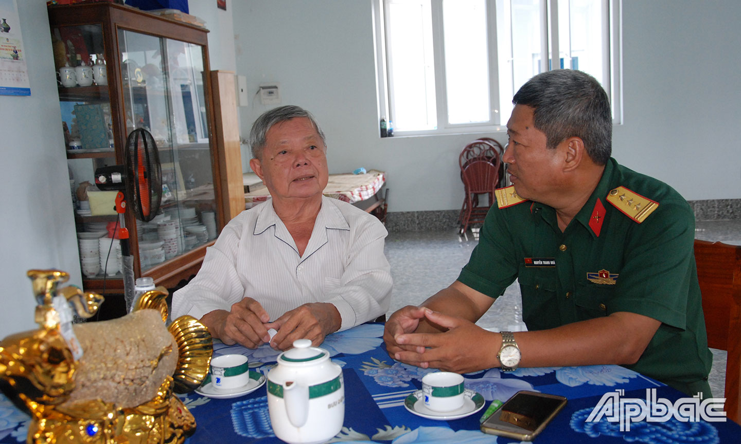 Ông Lê Văn Kiếm chia sẻ tư liệu về công tác binh vận tỉnh Mỹ Tho cho cán bộ Bộ Chỉ huy Quân sự tỉnh Tiền Giang.