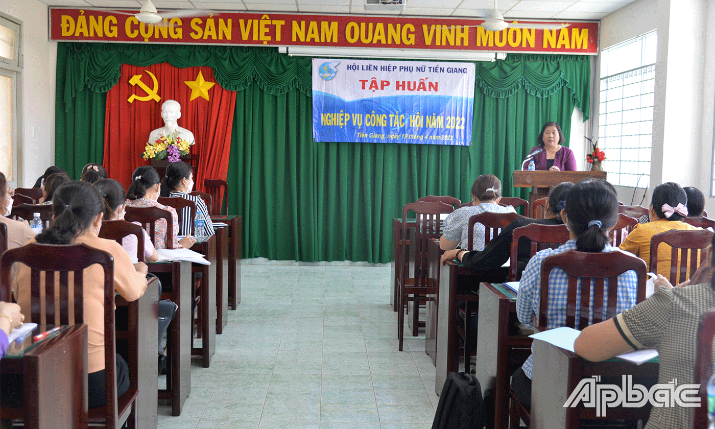 Phó Chủ tịch Hội LHPN tỉnh Nguyễn Thị Kiều Tiên phát biểu tại buổi tập huấn.