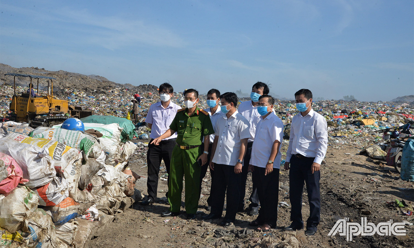 Đoàn giám sát đã đi thực tế khảo sát tại bãi rác tại xã Long Chánh, TX. Gò Công