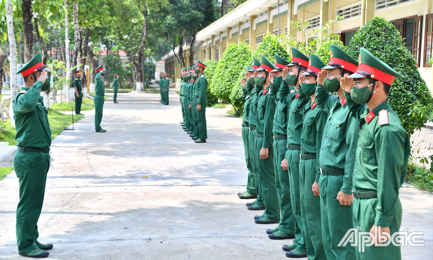 Huấn luyện Điều lệnh đội ngũ cho chiến sĩ mới.