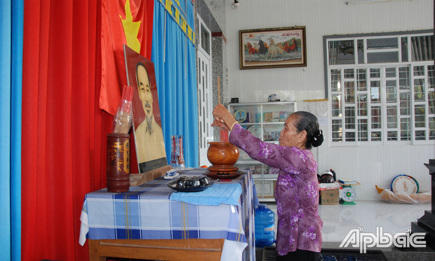 Bàn thờ Bác luôn ấm áp hương hoa trong ngôi nhà của mẹ Đoàn Thị Hạnh. 