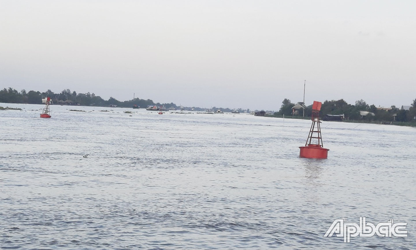 Phao nổi đã được lắp trên sông Tiền.