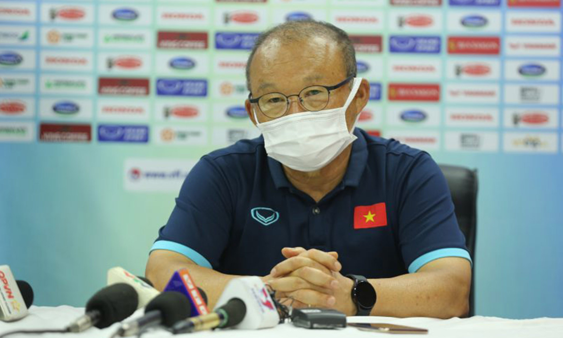 Huấn luyện viên Park Hang-seo trả lời phỏng vấn sau trận tái đấu U20 Hàn Quốc. (Ảnh: VFF)