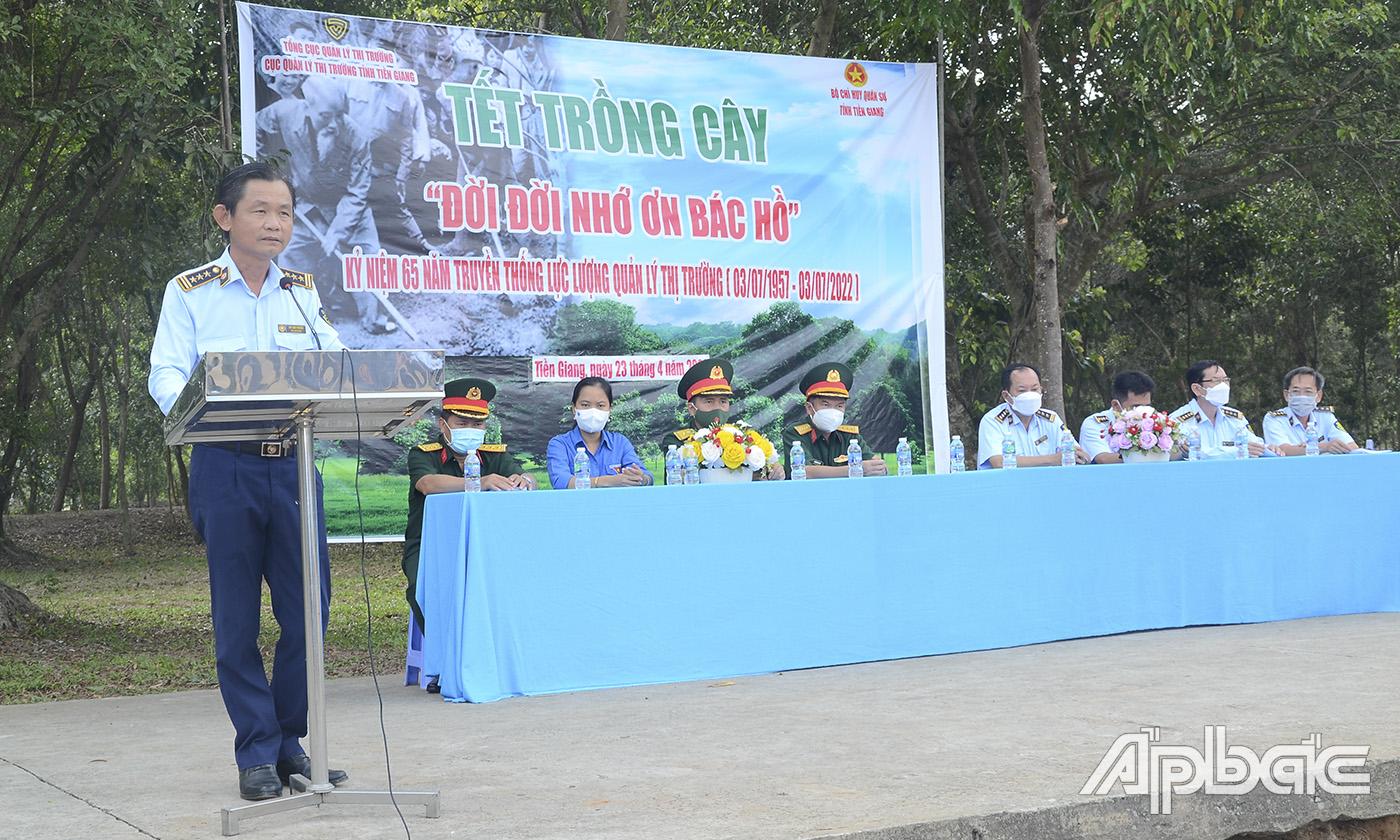 Đồng chí Đỗ Văn Phước phát biểu tại buổi trồng cây.