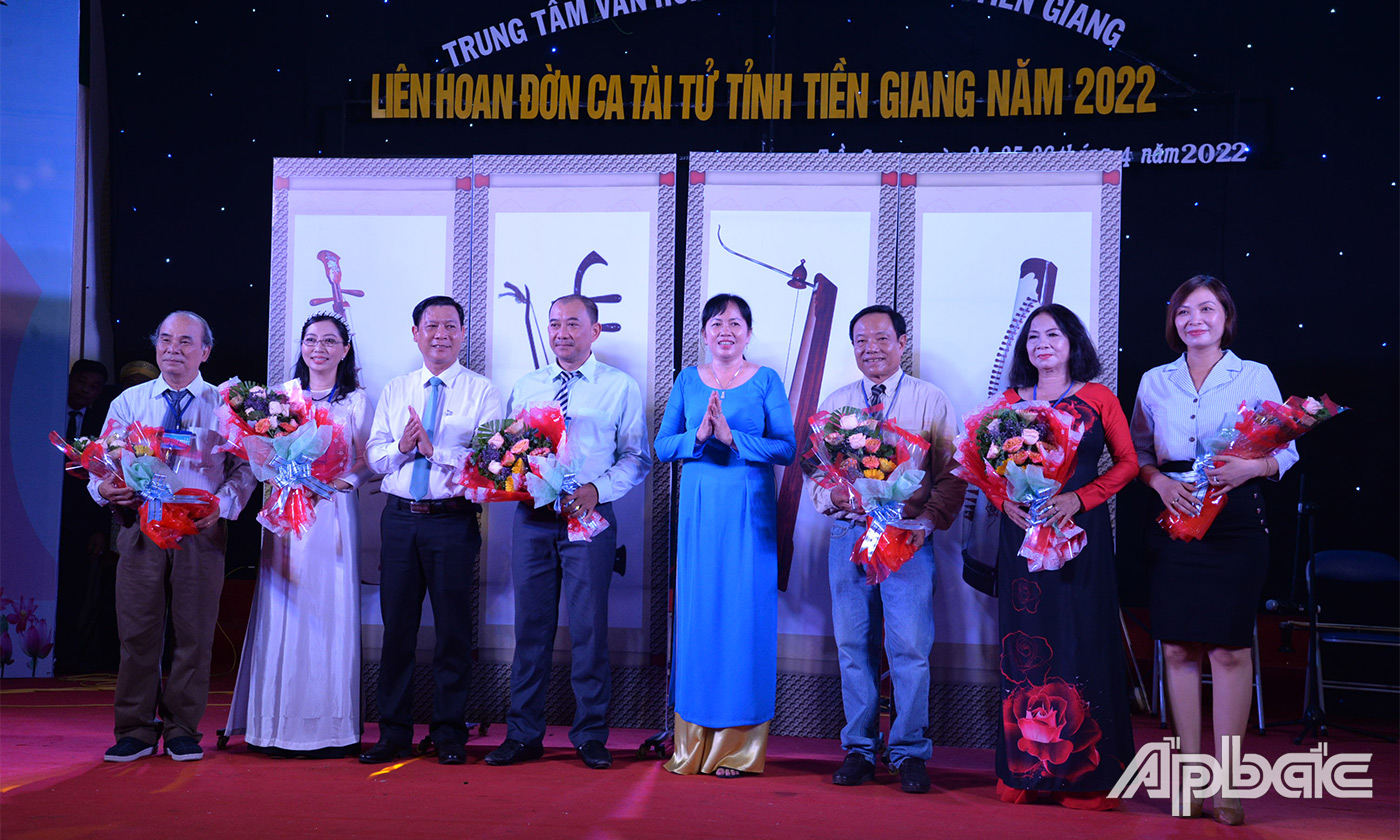 Lãnh đạo Sở VHTT&DL và Ban tổ chức tặng hoa các thành viên Ban giám khảo lien hoan