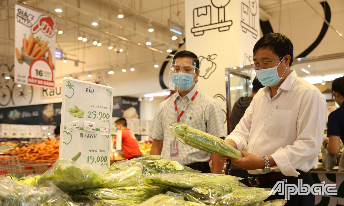 Quyền Giám đốc Sở Công thương Đặng Văn Tuấn kiểm tra tình hình tiêu thụ nông sản khi dịch Covid-19 bùng phát. Ảnh: TUẤN LÂM