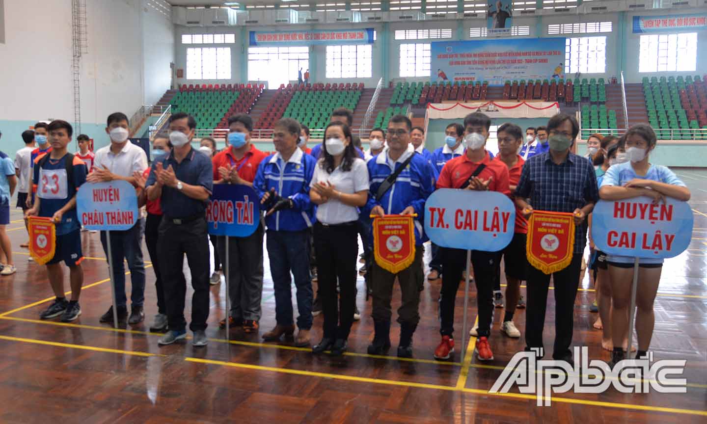 Ban Tổ chức trao cờ lưu niệm cho các đơn vị tham gia giải.