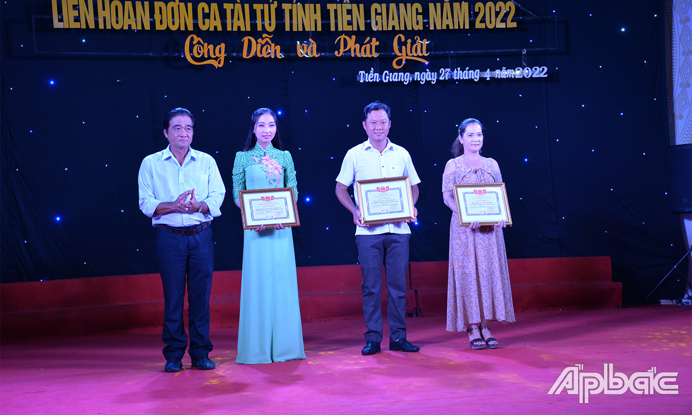 Lãnh đạo Sở VHTT&DL và lãnh đạo Trung tâm Văn hóa nghệ thuật tỉnh trao giải các thể loại cho các đơn vị và cá nhân