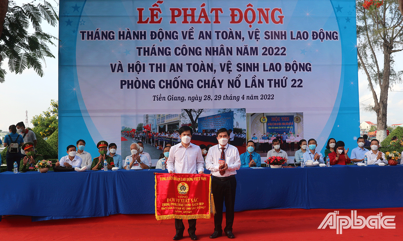 Phó Chủ tịch UBND tỉnh Nguyễn Văn Mười trao tặng Cờ thi đua của Tổng Liên đoàn Lao động Việt Nam cho tập thể CĐCS Công ty TNHH Gia công Đồng Hải Lượng có thành tích xuất sắc trong phong trào “Xanh - Sạch - Đẹp, bảo đảm an toàn vệ sinh lao động” năm 2021