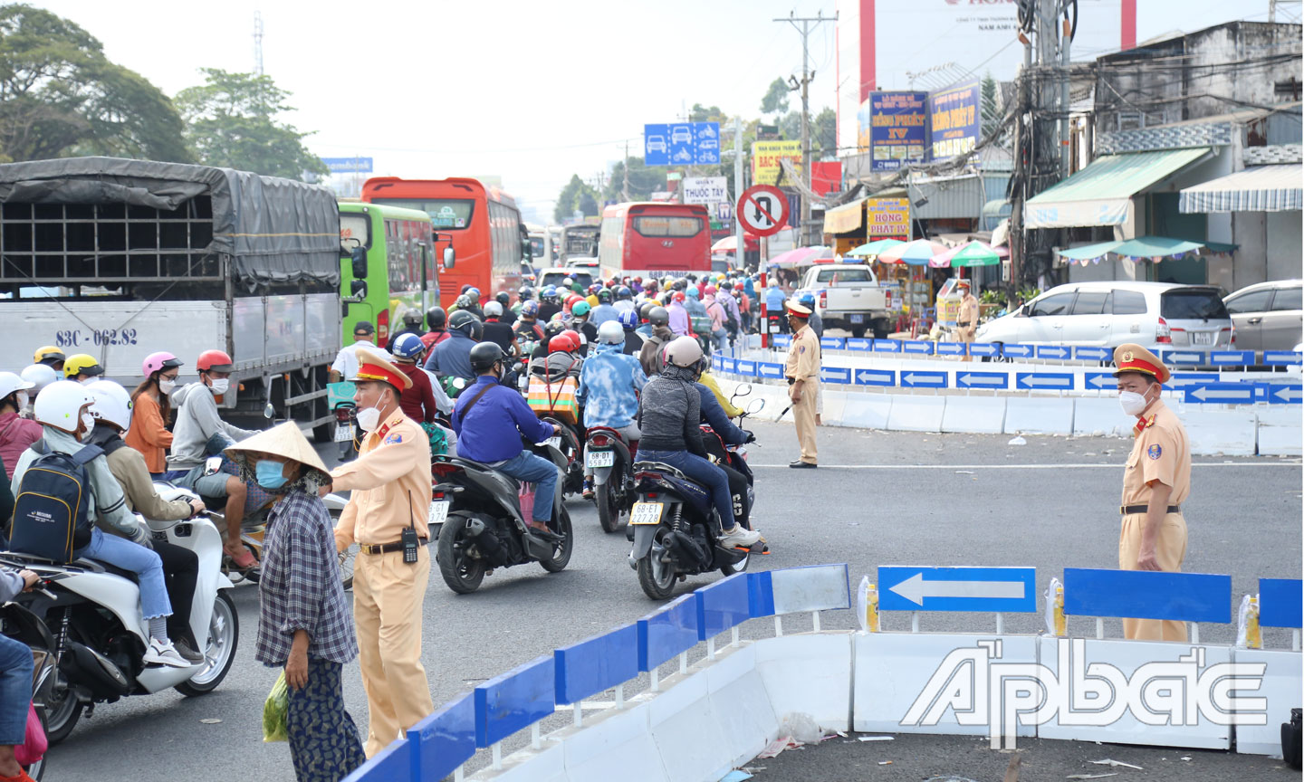 Điểm nhập làn quốc lộ 30 với quốc lộ 1 đã có đèn xanh và đỏ. Ảnh kẹt xe vào dịp Tết Nguyên Đán 2022