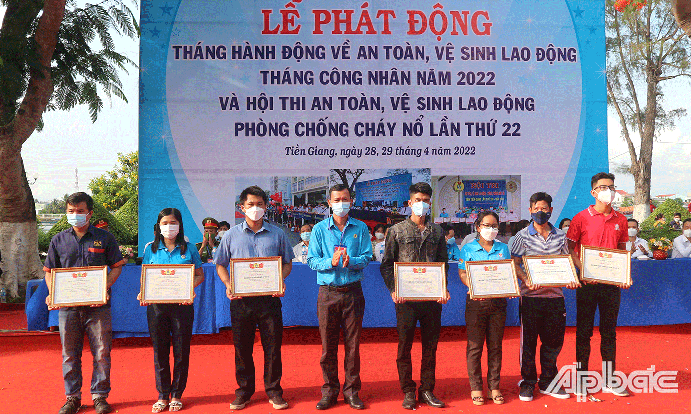 Đồng chí Hoàng Khắc Tinh Phó Chủ tịch Thường trực Liên đoàn Lao động Tiền Giang trao tặng 